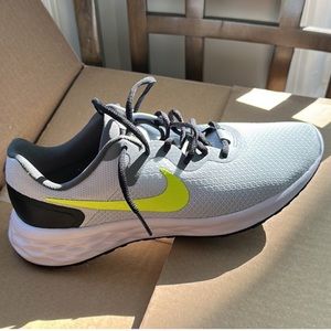 Men’s Nike Revolution (8)